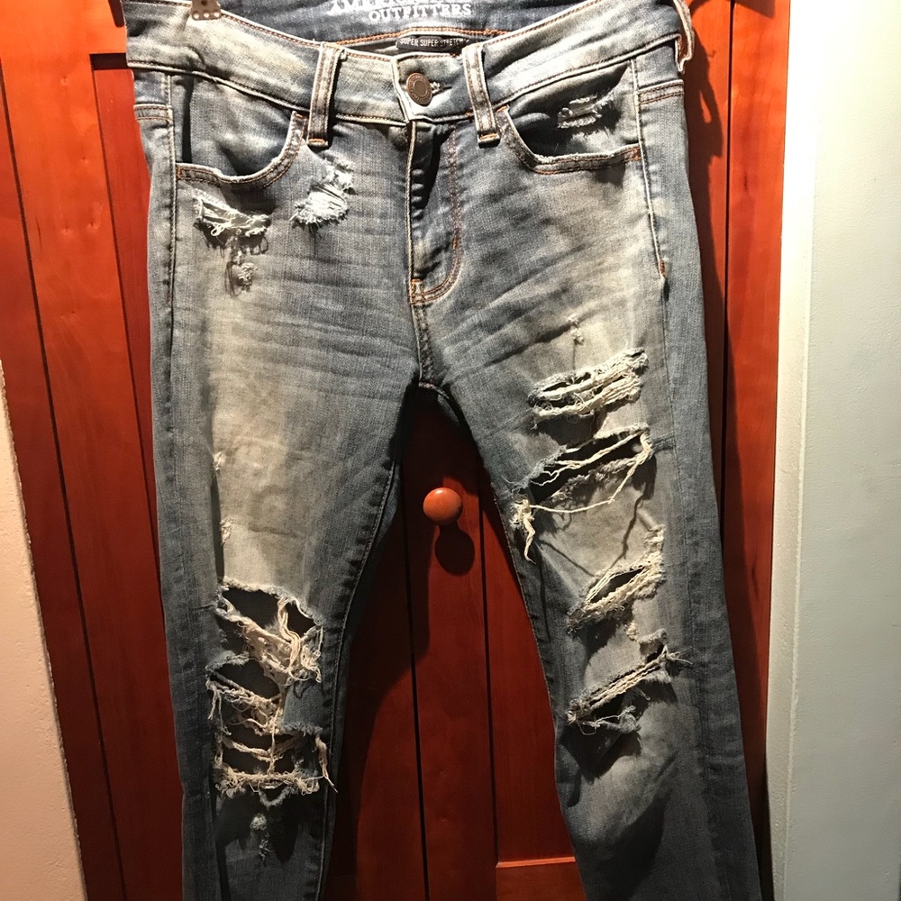 Women’s destroyed AE skinny jeans